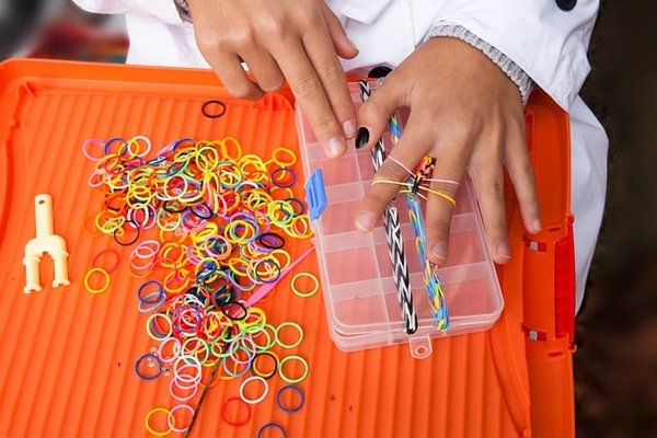 Fabriquer des Bracelets en Plastique : Guide Complet pour Débutants et Astuces de Pro